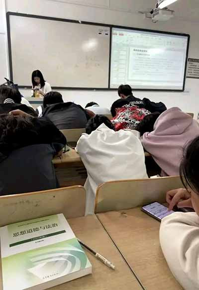 面对人口断崖式下跌，中国特色高校在发展中既需应对实用主义与虚无主义的现实挑战，又在制度建构与价值引领中寻求超越与平衡‌。这种并行不悖并不意味着二者能被默许共存，而是反映了部分社会观察者对中国高等教育现实矛盾的一种批判性描述，即高校在功利化取向与精神价值失落之间的张力。