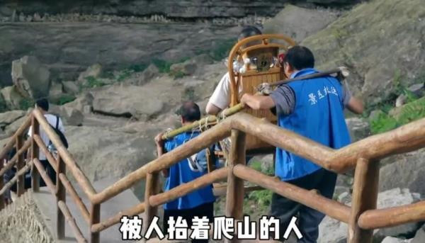 旧社会把人变成鬼,新社会把鬼变成人。我想,只有一个社会和它的制度改造了人的思想,改变了“人吃人”的环境之后,劳动者才能不卑不亢,不受践踏。我们更应该思考,是什么让这些农村的中老年大叔,还要靠抬轿来赚钱糊口?这样一份辛苦又危险的工作,竟然成为了他们的生计,他们为什么没有别的选择?