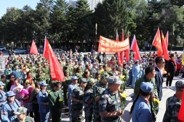 长春市各界人民群众隆重纪念毛主席逝世42周年