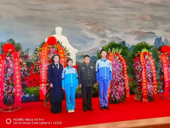 毛主席诞辰128周年,毛新宇携家人现身纪念堂,深切缅怀