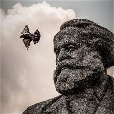 人类可持续发展的概念提供了一种更为复杂的辩证生态学,它不是二元对立地从原则层面上依赖于增长与去增长,而是以人类历史发展为目标,植根于争取实质性平等和生态可持续性的斗争。