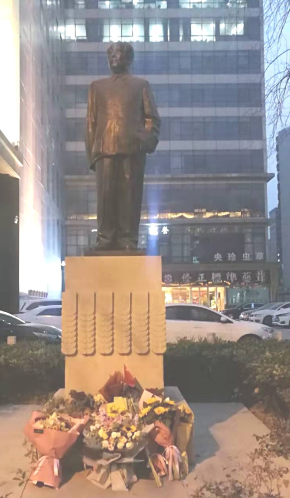 郑州人民纪念毛主席诞辰127周年活动多方位掠影