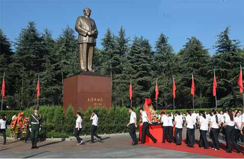 回看建军节:数百军民为毛主席献上思念感恩之花!