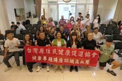 这篇文章驳斥将原住民健康弱势归咎于“不讲卫生、生活习惯差”的“受害者有罪论”，指出其根源是五百年来资本主义全球扩张，将其系统性边缘化。数据显示，无论澳、新、美、加还是中国台湾地区，原住民人均预期寿命远低于主流群体，慢性病、意外伤亡、精神疾病负担沉重，青壮年受创尤深。作者主张跳出个体行为视角，认清资本主义结构性掠夺的本质，通过团结抗争、监督公权力，才能捍卫原住民健康权。