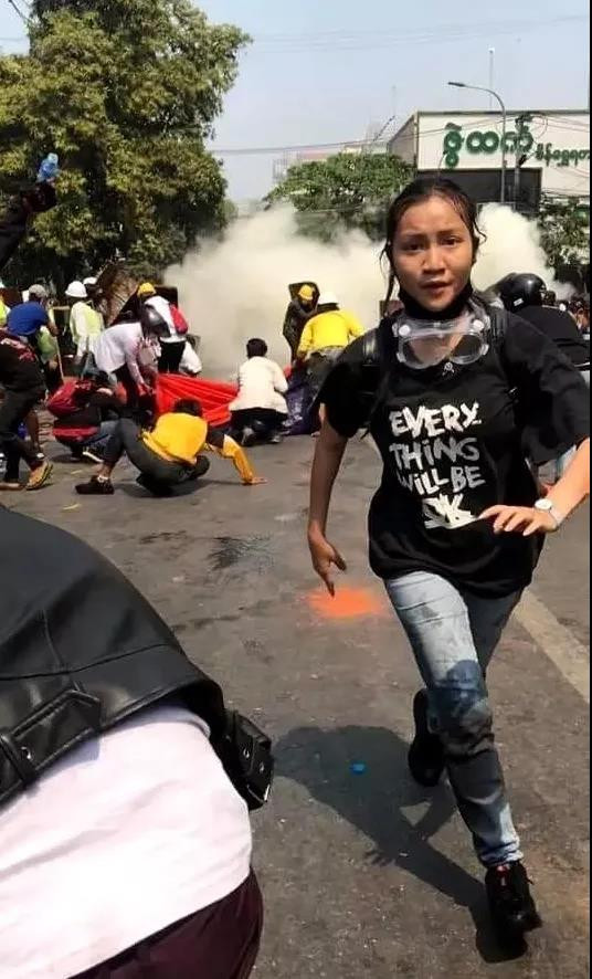 西方在选取这个祭品之时，对其华裔身份的利用也一定有了考虑。