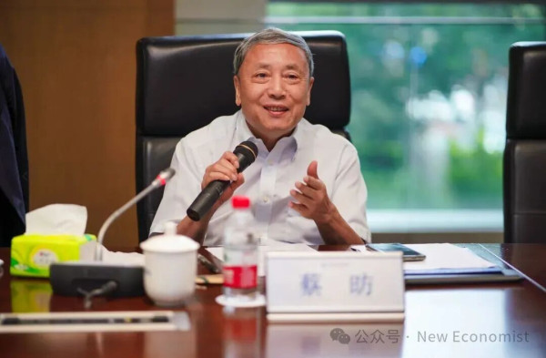 本文关注了人工智能对就业的挑战，以及社会保障制度的可能应对路径。