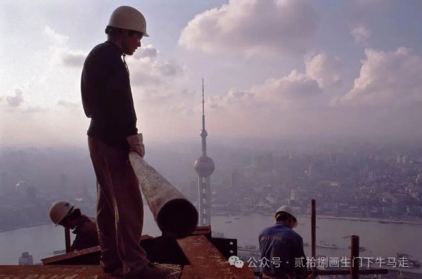 人人都不再想当流汗创造财富的人,人人都只想当那个躺在链条顶端、分蛋糕、寄生在别人血汗之上的聪明人。