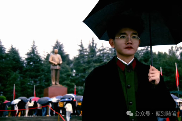12月26日的韶山，并不只是一个地理坐标。它更像是一面镜子，映照出当下社会中那些尚未被充分讨论的焦虑与期待。