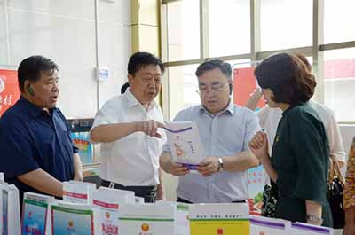“全国粮食产业经济现场会”参会人员观摩南街村