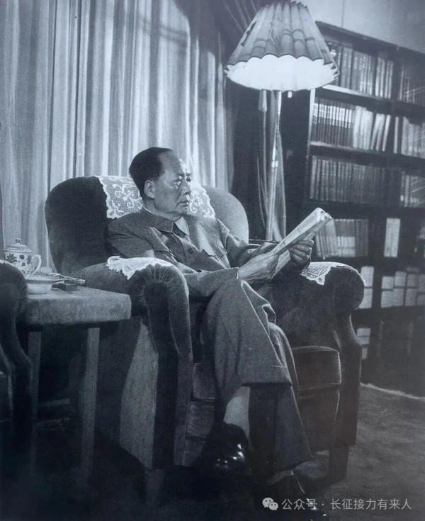 朱旦华,毛泽民烈士的遗孀,1946年从新疆监狱被营救回延安的老党员,江西省妇联原主任,“反修防修”中因“新疆叛徒集团案”被隔离审查长达八年,工资冻结、人格受辱。按常理说,她有足够多的“个人理由”对“反修防修”充满怨恨,对毛泽东充满怀疑。但令人深思的是,1991年苏联解体后,她没有被个人苦难所吞噬,而是主动重新思考毛主席发动“反修防修”的初衷,并得出了一个与主流“彻底否定论”截然不同的结论:毛主席的
