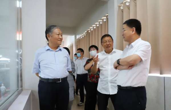 河南省南街村党委书记王宏斌参加“展新颜”新型村级集体经济发展论坛