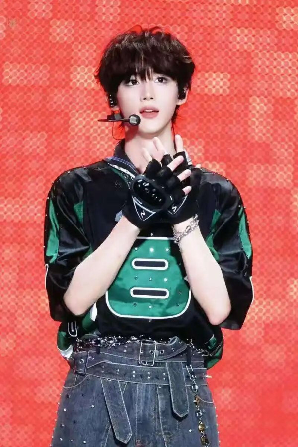 最好从法律层面出台《反娘炮文化侵蚀法》，将传播、推广娘炮文化和LGBTQ意识形态等危害民族精神的行为，明确界定为违法犯罪行为。同时，明确立法保障性别概念的科学性和严肃性，坚决抵制任何试图在法律层面引入“第三性别”“自我认同性别”等西方LGBTQ意识形态的流毒!