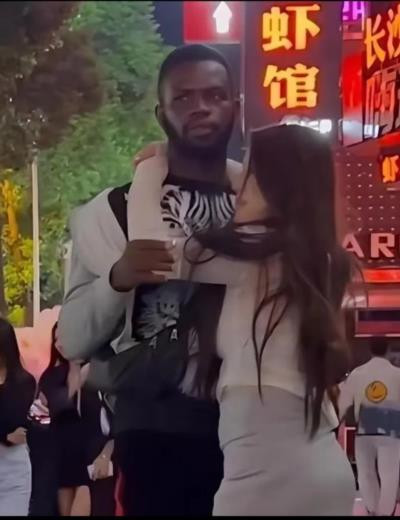 想要瓦解一个民族,只要抽掉男人的脊梁和血性,拿走女人的廉耻和善良,经济落后了,十几年就能追上,社会风气坏了,几代人也难以修复。