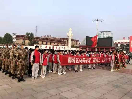 4000多名师生到南街村研学，向毛主席宣誓：为共产主义事业贡献力量