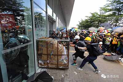 暴徒攻立會 全城憤怒 警隊凌晨平亂
