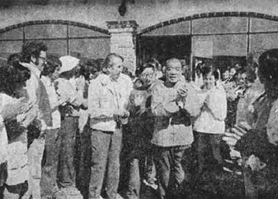 接待方惊呆了:陈永贵副总理出访竟挽起裤腿下田“干活”