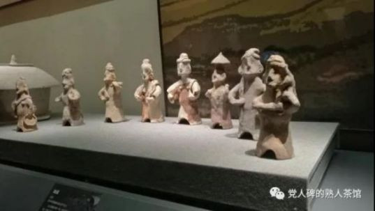 “政治正确”人士排挤“政治不正确”人士，“政治正确”日趋内卷化，谁调门高，谁做得绝，谁才是“政治正确”，就能当大官，有大发展，引领舆论，带动选票。 