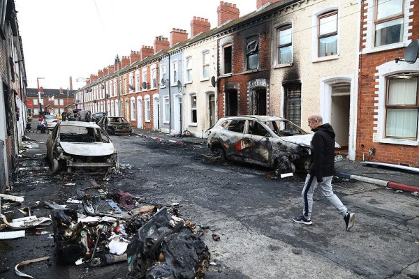 英国多地爆发骚乱