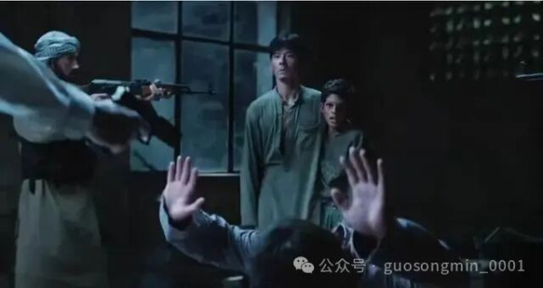 这个裂隙,按照常理是无法跨越的,但因为有编导的帮助,他居然跨越了。