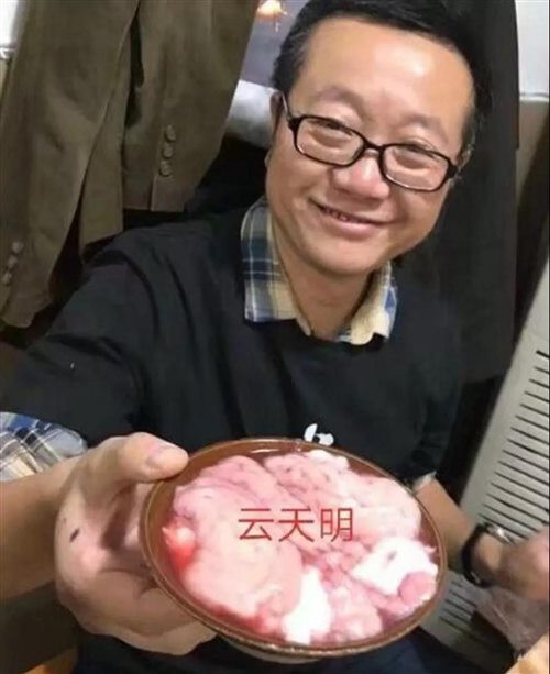 实话跟你讲，大刘是个彻彻底底的爱国者、教员粉、反美反资者……他的小说，美国人绝对拍不好……按照原著拍出来，都是指着自己的鼻子骂娘。