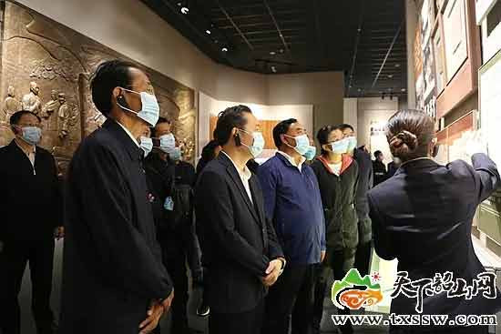西藏山南党政代表团来到韶山，毛主席是西藏人民的大救星！