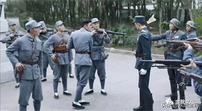 今天的军事小说战争剧多以日本武士道精神为变种的“亮剑精神”覆盖了“党领导一切”的政治原则。都梁打造的不是一名解放军将领李云龙,而是一个美国巴顿将军式的野味山大王。这不是阴谋,而是阳谋。他们淡化党在军队的领导和信仰。国军的万毅、孔从周等倒戈时可以成建制地率部逃离;而我军的龚楚、邢仁甫等叛徒在倒戈时,他们连一兵一卒也带不走!所以说:变节分子与叛徒,可以带走金库和账本,但唯独带不走这支人民军队。
