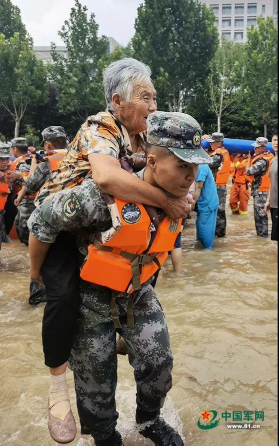 子弟兵星夜驰援！郑州阜外医院近5000被困人员成功脱险