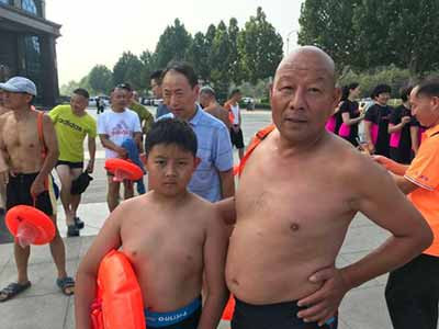 滑县人民隆重纪念伟大领袖毛主席畅游长江53周年