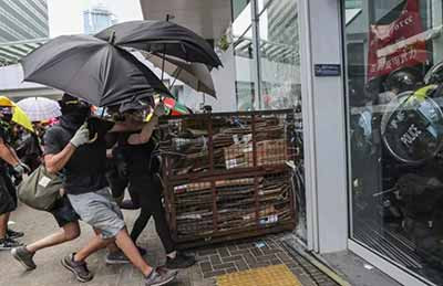 资本主义世界，自由的只是财阀、金融大资本家、军火商和政客家族，循规蹈矩的普通民众，哪来的自由?你能随便进入富豪们的半山别墅吗? 　　而那些不学无术、妄想不劳而获的流氓和恶棍们，被西方的“自由”忽悠瘸了，他们扬起手中的木棍砖头，砸向普普通通的政府职员，砸向那些兢兢业业工作养家的普通民众。