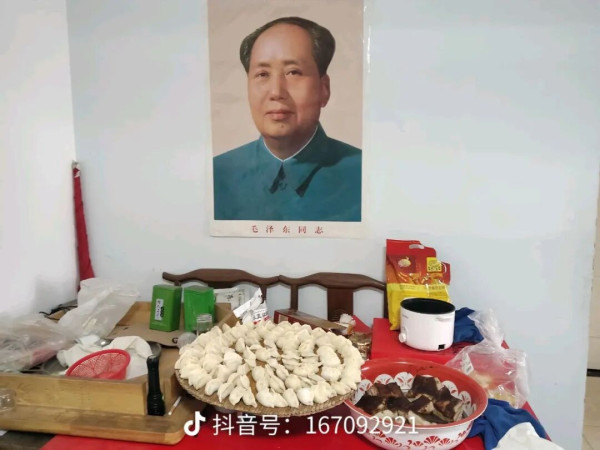 面面红旗汇广场 朵朵红花心向阳