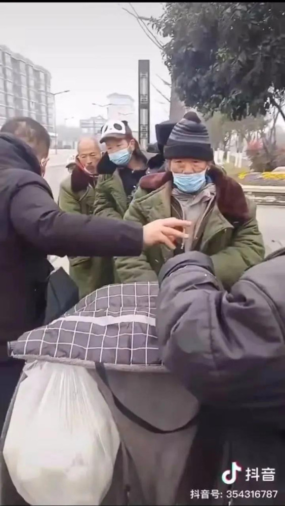 在内卷和躺平的无限拉扯之中,有越来越多的打工人找到了高喊“人民万岁”的北斗星。而找到了这个北斗星,就意味着找到了希望!