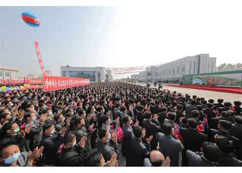 金正恩同志出席顺川磷肥厂竣工典礼 亲自剪彩