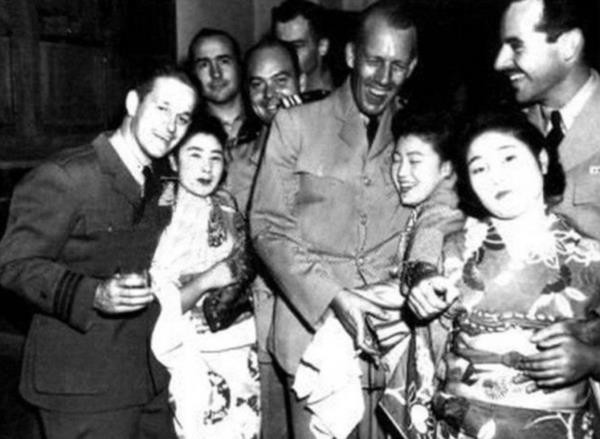 美国白人男性:中国男人不配拥有中国女人!