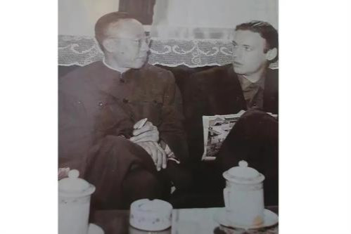 本文试图将《中国1964》放回当时的历史语境与多元参照之中,挖掘加莱亚诺的中国纪行在拉美左翼的新中国书写序列中的特殊性,从而为理解加莱亚诺的思想转变提供新的视角。