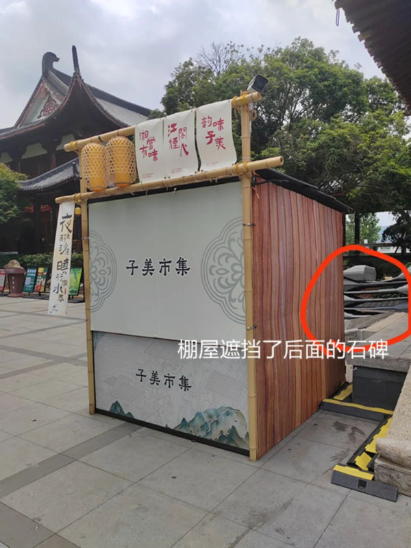 杜甫江阁应该属于杜甫,属于唐诗的苍茫与沉郁,属于长沙人引以为傲的湖湘文脉,而不是属于几片摇曳的塑料屁帘子和诡异的黄灯笼。