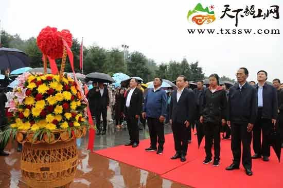 西藏山南党政代表团来到韶山，毛主席是西藏人民的大救星！