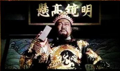 藐视法徽,藐视咱们国家的根基与底色,跪舔【蒙眼的西方女神】,最终换来的必然是【瞎蒙】的正义!