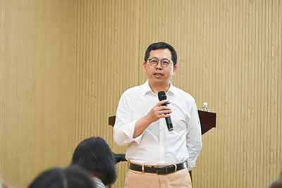 带头人”是中国共产党群众路线在基层的人格化载体,它由党组织选拔培养,在实践中锻造,在群众监督中成长。从革命年代的生产队长、劳动英雄,到今天的村支书、“能人”,这一角色在历史断裂与延续中生生不息。中国基层治理的活力,正是在于制度支撑和组织引领下持续涌现扎根群众的带头人,这既是革命的历史遗产,也是未来基层发展的重要命题。