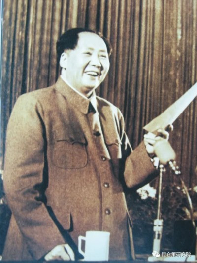 毛泽东更看重的是人民群众在政治上的当家作主。他认为,劳动者管理国家、管理军队、管理各种企业、管理文化教育的权利,“是社会主义制度下劳动者最大的权利,最根本的权利。没有这种权利,劳动者的工作权、休息权、受教育权等等权利,就没有保证