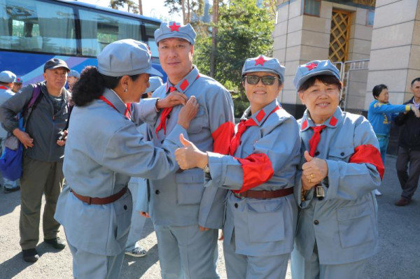 长春市各界人民群众隆重纪念毛主席逝世42周年