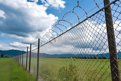 文章借泰山2519万刀片刺绳被骂整改的热点，把青海湖、秦岭、赛里木湖等景区的围栏管控一并点名，批评全国景区“围墙依赖症”本质是懒政圈地与门票经济收割。