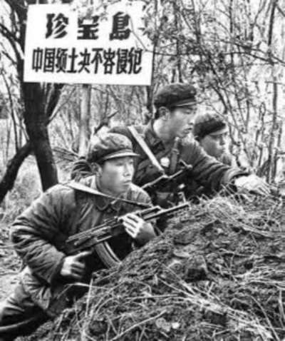 这是曾称作“红军”、“人民军队”的苏维埃武装,第一次将枪口对准苏联人民。而目的,仅仅是为了维护赫鲁晓夫《秘密报告》的威信。…国务卿杜勒斯看到后兴高采烈地称:赫鲁晓夫的这个报告是炸毁共产主义世界的原子弹!