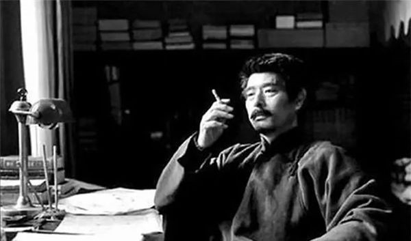 纪要说：“十六年来，文化战线上存在着尖锐的阶级斗争”，“被一条与毛主席思想相对立的反党反社会主义的黑线专了我们的政”。我们一定要“坚决进行一场文化战线上的社会主义大革命，彻底搞掉这条黑线”。