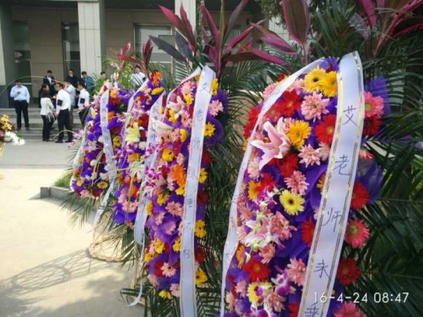 新心按语:2016年4月24日网友自发地通过网络默哀悼念艾跃进教授,通过这次悼念活动,更能激发广大网友关心时政,关心中华民族的前途,热爱社会主义。更能让社会公平正义,社会主义道路复兴的梦想一定能够实现!