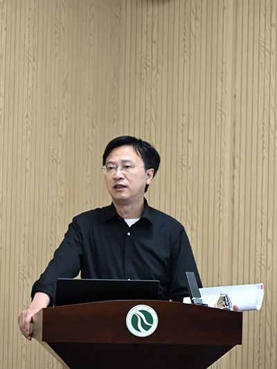 带头人”是中国共产党群众路线在基层的人格化载体,它由党组织选拔培养,在实践中锻造,在群众监督中成长。从革命年代的生产队长、劳动英雄,到今天的村支书、“能人”,这一角色在历史断裂与延续中生生不息。中国基层治理的活力,正是在于制度支撑和组织引领下持续涌现扎根群众的带头人,这既是革命的历史遗产,也是未来基层发展的重要命题。