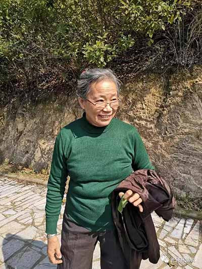,“知识分子到劳动人民群众中去。跟人民群众打成一片”,不正是我党优良作风的传承么?人民群众不更需要这样的专家教授么?这一点,顾秀林教授做到了,而且做的很好。