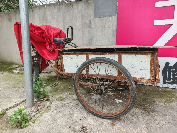 废墟里的修车师傅：城市向前，而他留在原地｜镜相
