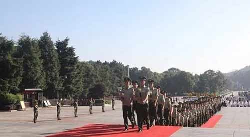 回看建军节:数百军民为毛主席献上思念感恩之花!