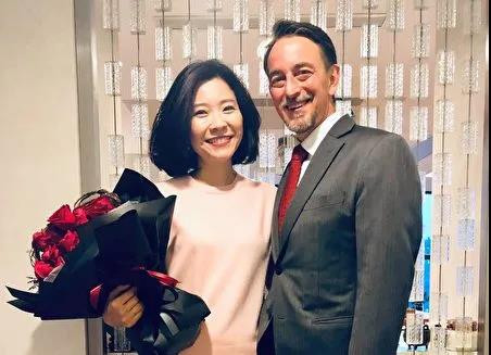 他们用荒诞不经、夸张无聊、低俗淫乱的书写、摄影、绘画手法手段,极尽挖苦、讽刺、造谣之能事,把我们的党、国家、军队和我们的民族、人民,丑化、矮化、妖魔化!