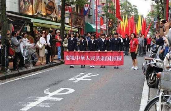 他们一贯如此，担心日本人的感情，担心美国人的反应，担心老板的心理健康，担心全世界资本家的利益，却从来不关心同胞的自由表达，不关心同事的所思所想。